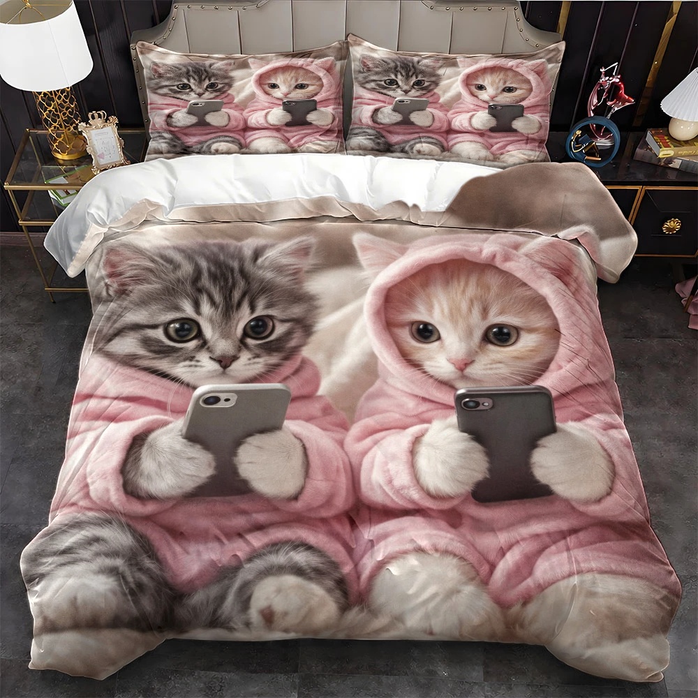 Duvet Cover Sets With Zipper - 3ピースのかわいい猫が電話で遊んでいる柄の布団カバーセット、寝具3点セット（1*布団カバー+2*枕カバー）、オールシーズン対応、洗濯機で洗える、目に見えないジッパー付き、大型ダブルベッドカバーセット、自宅、寮、マスターベッドルーム、ゲストルームに最適、かわいいアニマルプリント寝具3点セット、肌に優しい、柔らかく暖かい布団カバー寝具セット2Dフラットプリント