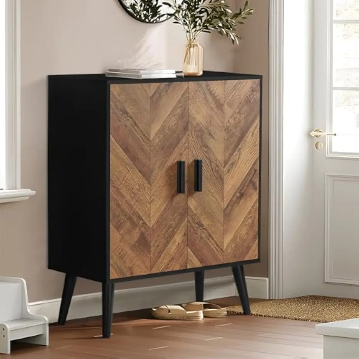 Storage & Organization - 2つの調節可能な棚と隠し扉を備えた収納ユニット、ダイニング用の多用途なヘリンボーン模様のエンジニアードウッドキャビネット